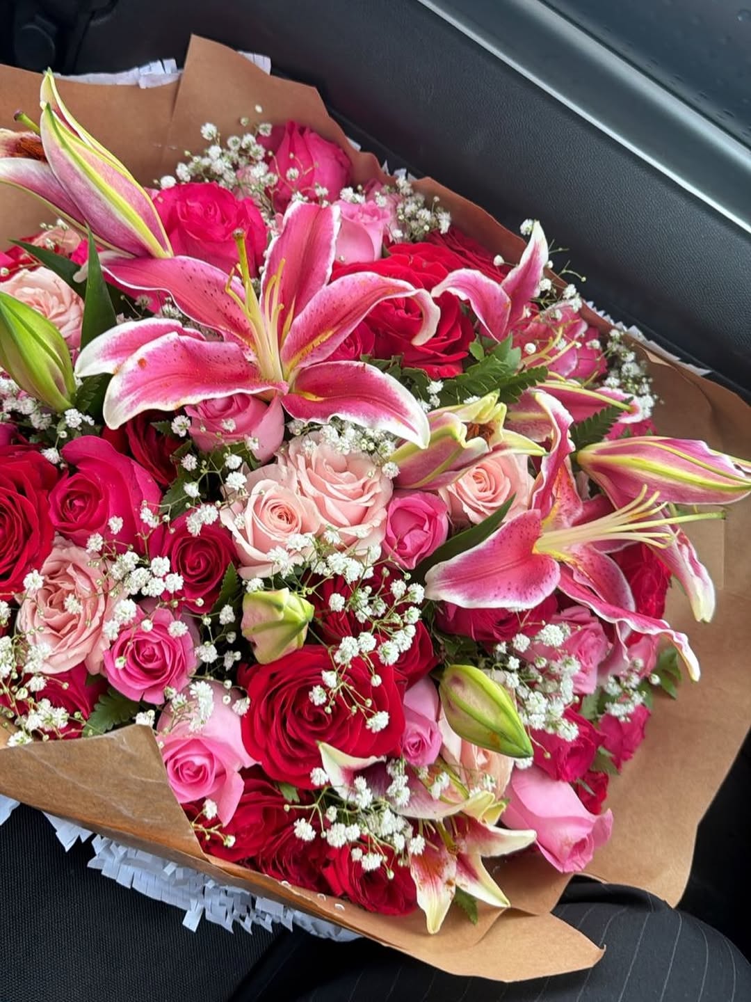 Buquê de rosas e lírios da Floricultura Colmeia